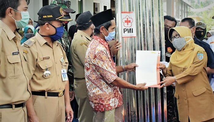 Bupati Tegal Salurkan Bantuan Baznas dan PMI untuk Korban Kebakaran di Sumbarang