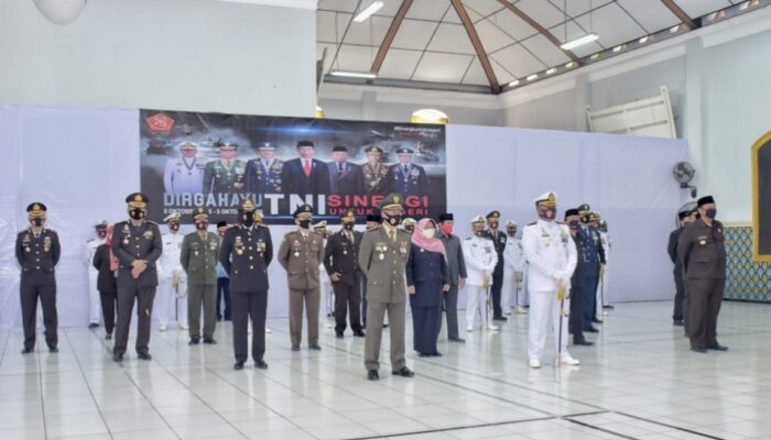 HUT TNI yang ke-75, Bupati Tegal Ikuti Upacara Secara Virtual