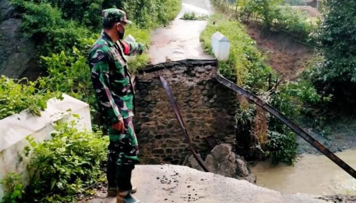Jembatan Penghubung Antar Desa di Bantarkawung Brebes Putus
