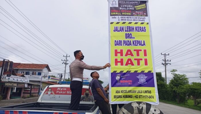 Tekan Angka Kecelakaan, Satlantas Brebes Pasang Papan Himbauan