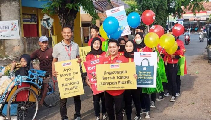 Kurangi Penggunaan Plastik, Alfamart Bagikan Tas Belanja Ramah Lingkungan