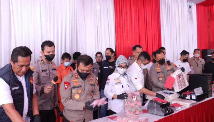 Polda Jateng Gerebek Pabrik Uang Palsu di Sukoharjo, Barang Bukti Upal Rp 1,26 Miliar Diamankan