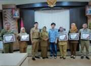 Bupati Umi Beri Penghargaan Lima PIC Aplikasi Lapor Bupati Tegal