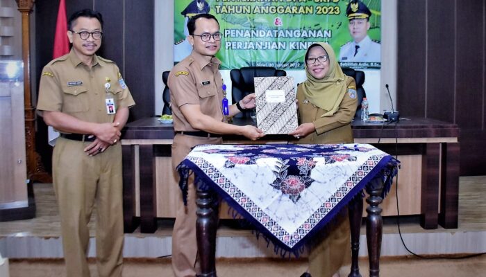 Bupati Umi Serahkan Panduan Belanja APBD Kabupaten Tegal 2023 Senilai Rp2,95 Triliun ke Kepala OPD