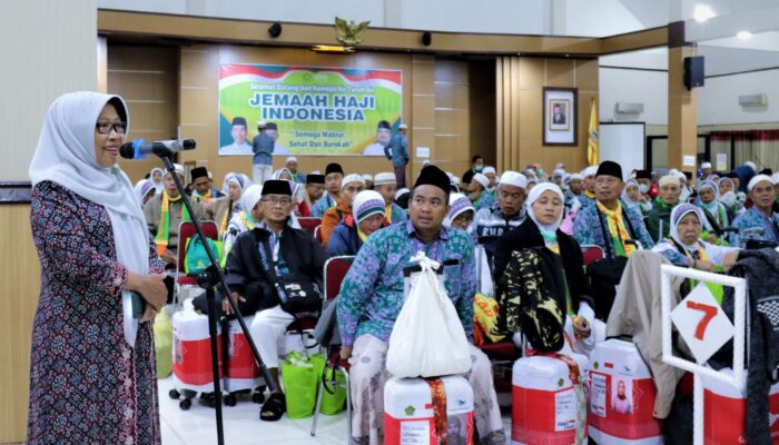 Bupati Umi Sambut Kedatangan Jemaah Haji Kabupaten Tegal di Donohudan