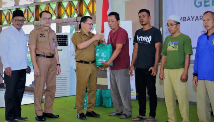 Pj Bupati Tegal Salurkan Seribu Paket Bingkisan Ramadhan