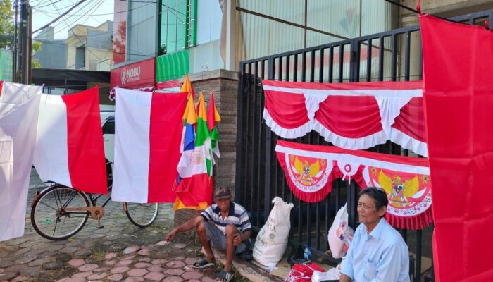 Jelang Hari Kemerdekaan, Omzet Penjualan Bendera di Pekalongan Mulai Ramai