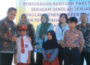 Tak Ingin Pengalaman Masa Kecilnya Terulang, Bupati Mansur Bantu Seragam Sekolah bagi Siswa Kurang Mampu