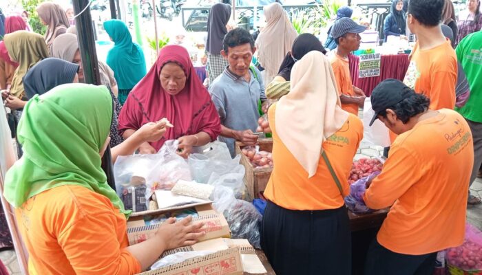 Warga Kelurahan Krapyak Pekalongan Serbu Paket Sembako 80 Ribu di Pasar Murah