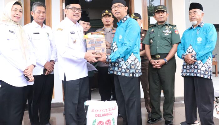 Hari Jadi Kabupaten Brebes, Pj Bupati Bagi-Bagi Sembako ke Lembaga Kesejahteraan Sosial Anak