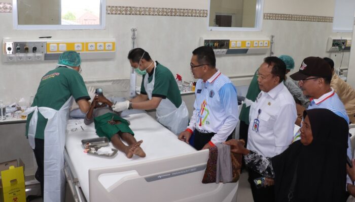 Hari Jadi Ke-347 Kabupaten Brebes, Ratusan Anak Ikuti Sunat Massal