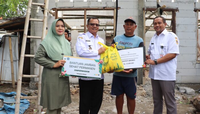 Wujudkan Brebes Beres, Wabup Wurja Tinjau Mberesi Omah Ora Layak Huni