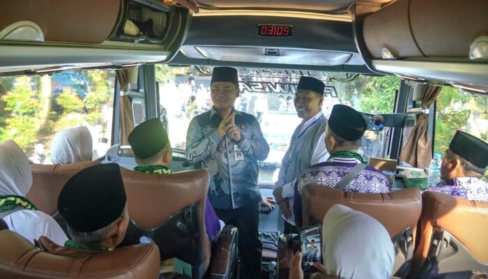 Bupati Ischak Lepas Keberangkatan 356 Jemaah Calon Haji Kloter 15 Embarkasi Solo