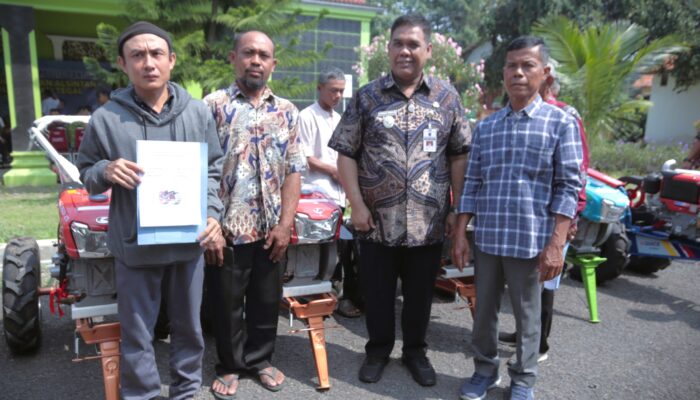 Wabup Kholid Serahkan Bantuan Bibit Padi dan Alsintan