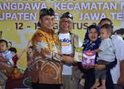Bupati Ischak Salurkan Bantuan Beras Fortivit dan Susu Formula kepada Balita Risiko Stunting