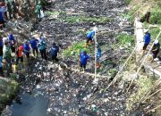 Bersih-bersih Sungai World Cleanup Day Kabupaten Tegal
