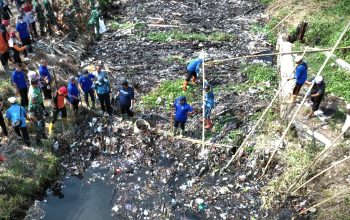 Bersih-bersih Sungai World Cleanup Day Kabupaten Tegal
