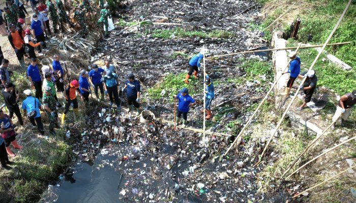 Bersih-bersih Sungai World Cleanup Day Kabupaten Tegal