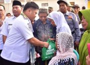 Diguyur Hujan, Warga Gumalar Antusias Sampaikan Aspirasi
